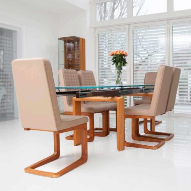 Esstisch mit passenden Stühlen