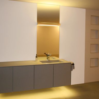 Badezimmer mit LED-Beleuchtungskonzept