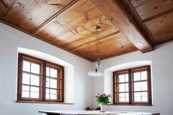 Antikes Deckengetäfel - behutsam restauriert durch die Schreinerei Reger